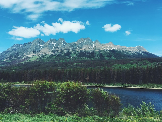 Landschaftliche Aussicht auf See und Berg gegen den Himmel