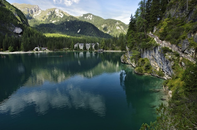 Foto landschaftliche aussicht auf see und berge vor dem himmel