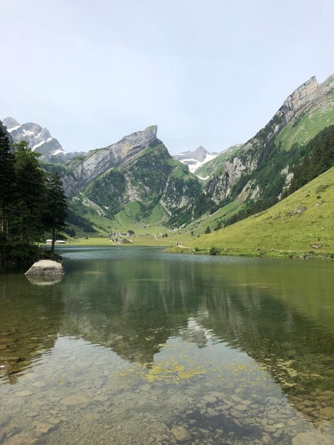 Foto landschaftliche aussicht auf see und berge vor dem himmel