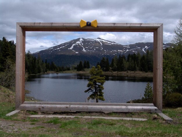 Foto landschaftliche aussicht auf see und berge vor dem himmel