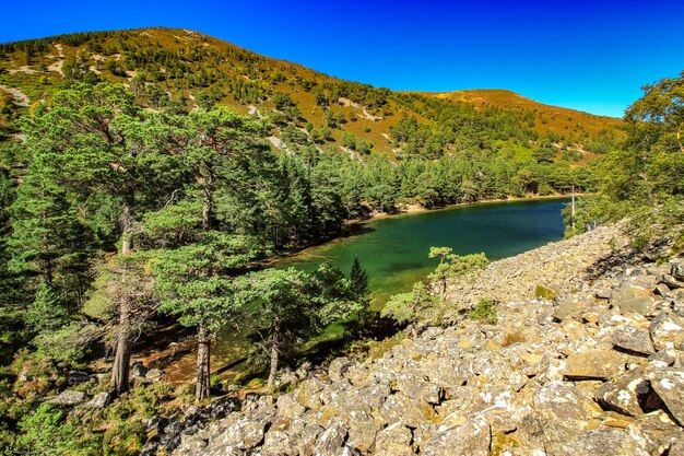 Foto landschaftliche aussicht auf see und berge vor dem himmel