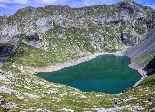 Foto landschaftliche aussicht auf see und berge