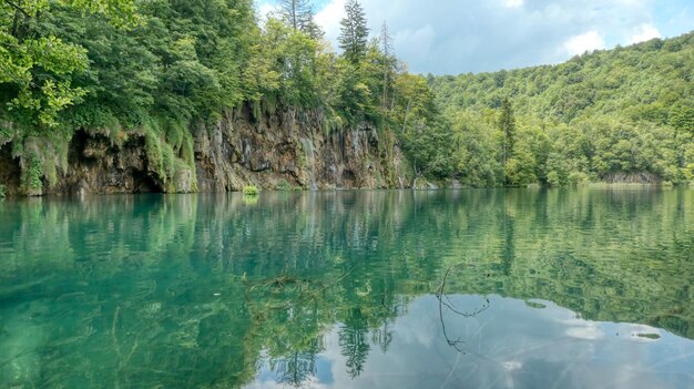 Foto landschaftliche aussicht auf see und wasserfall im wald gegen den himmel