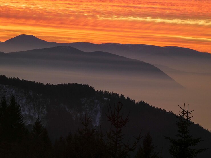 Foto landschaftliche aussicht auf silhouette-berge gegen orangefarbenen himmel