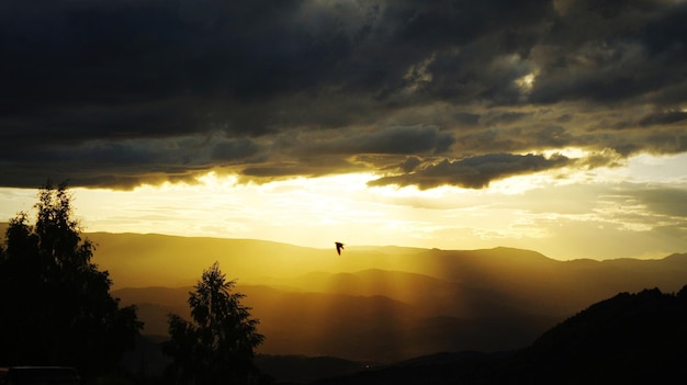 Landschaftliche Aussicht auf Silhouette-Berge gegen orangefarbenen Himmel