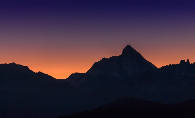 Landschaftliche Aussicht auf Silhouetten von Bergen gegen den Himmel bei Sonnenuntergang