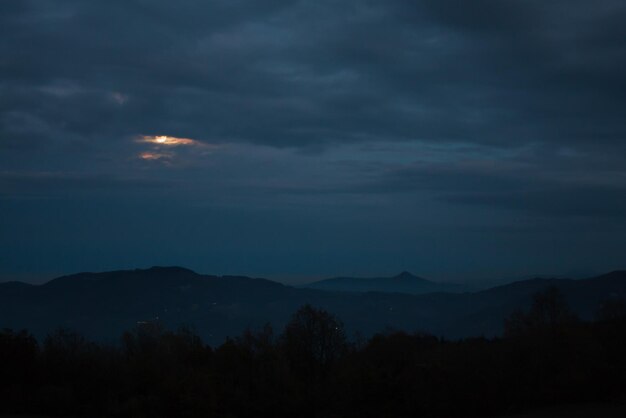 Foto landschaftliche aussicht auf silhouetten von bergen gegen den himmel bei sonnenuntergang