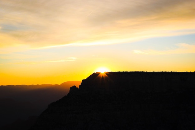 Landschaftliche Aussicht auf Silhouetten von Bergen gegen den Himmel bei Sonnenuntergang