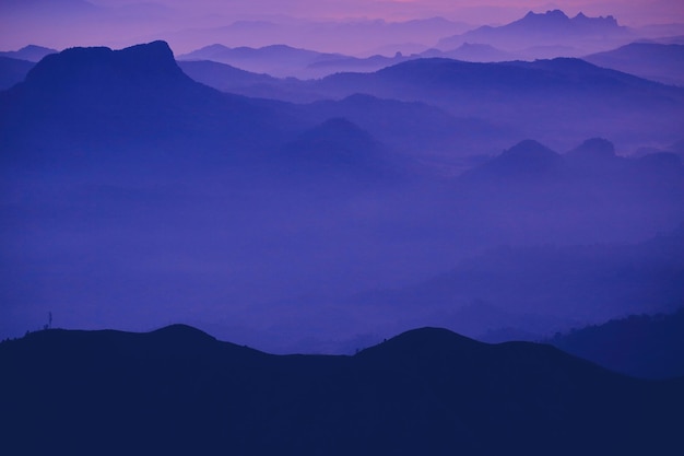 Landschaftliche Aussicht auf Silhouetten von Bergen gegen den Himmel bei Sonnenuntergang