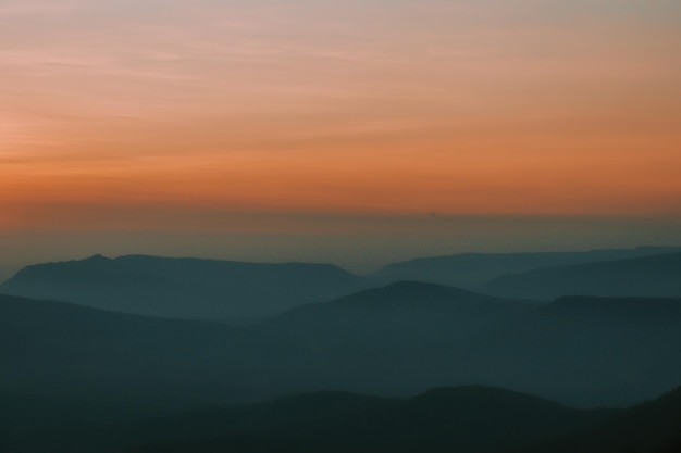 Foto landschaftliche aussicht auf silhouetten von bergen gegen den himmel bei sonnenuntergang