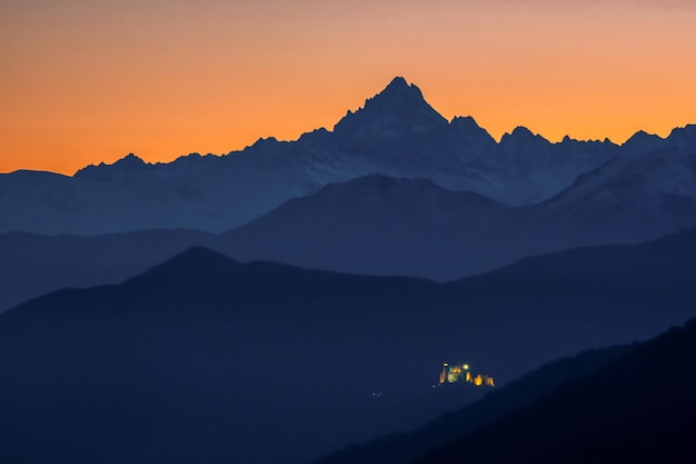 Landschaftliche Aussicht auf Silhouetten von Bergen gegen den Himmel bei Sonnenuntergang