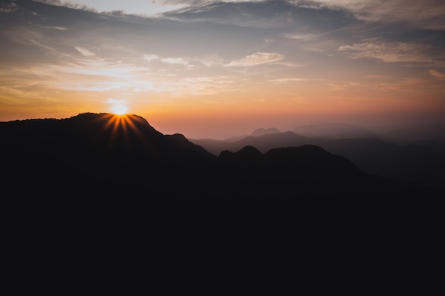 Landschaftliche Aussicht auf Silhouetten von Bergen gegen den Himmel bei Sonnenuntergang