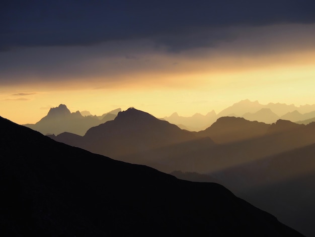 Landschaftliche Aussicht auf Silhouetten von Bergen gegen den Himmel bei Sonnenuntergang