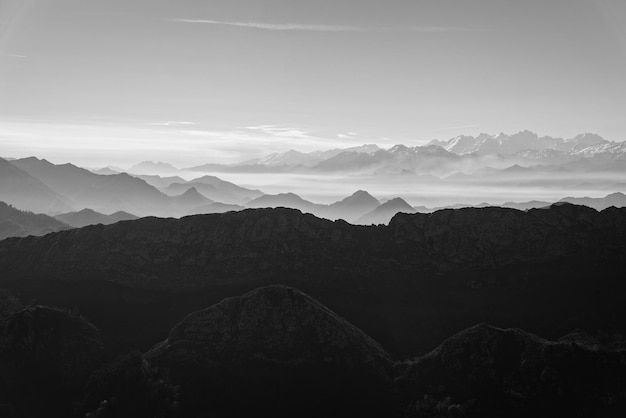 Landschaftliche Aussicht auf Silhouetten von Bergen gegen den Himmel bei Sonnenuntergang