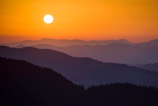 Landschaftliche Aussicht auf Silhouetten von Bergen gegen den Himmel beim Sonnenuntergang