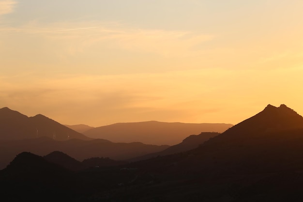 Landschaftliche Aussicht auf Silhouetten von Bergen gegen den Himmel beim Sonnenuntergang