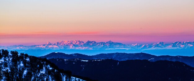 Landschaftliche Aussicht auf Silhouetten von Bergen gegen den Himmel beim Sonnenuntergang