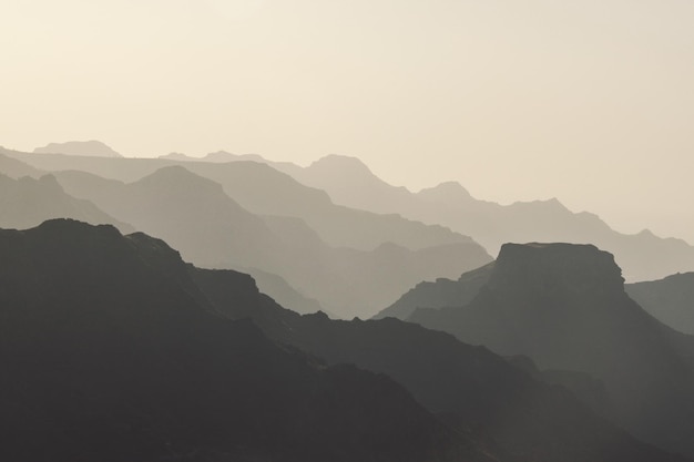 Landschaftliche Aussicht auf Silhouetten von Bergen vor dem Himmel