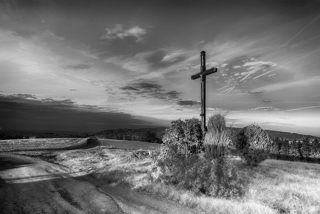 Landschaftliche Aussicht auf Straßen und Felder gegen den Himmel