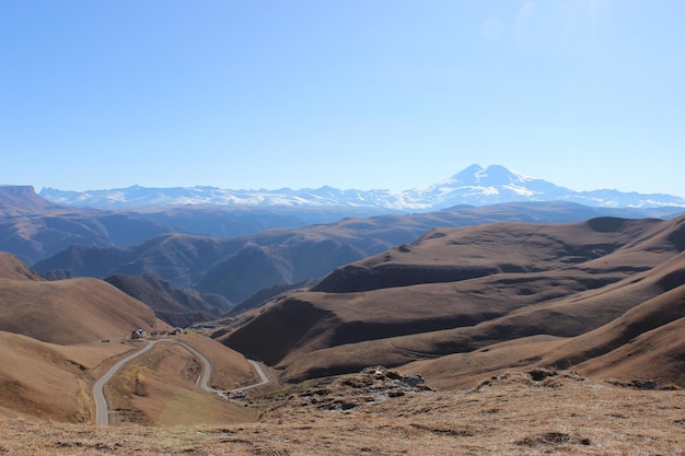 Landschaftliche Aussicht auf trockene Landschaften vor klarem Himmel