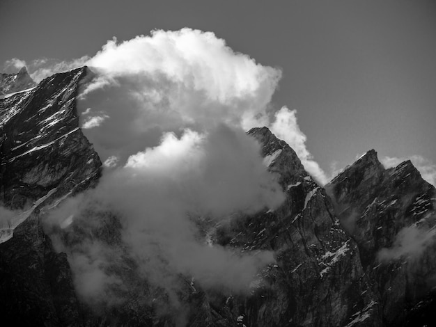 Landschaftliche Aussicht auf wolkenbedeckte felsige Berge gegen den Himmel