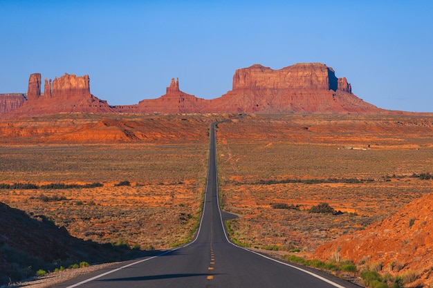 Landschaftliche Autobahn im Monument Valley Tribal Park in Utah