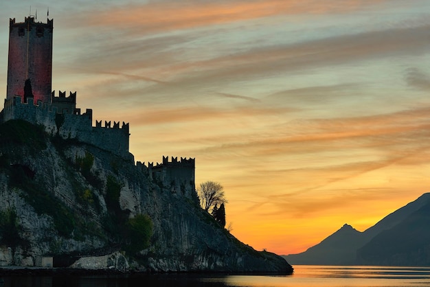 Foto landschaftliche sicht auf das meer von gebäuden gegen den himmel bei sonnenuntergang