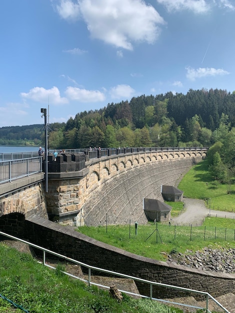 Foto landschaftliche sicht auf die brücke gegen den himmel