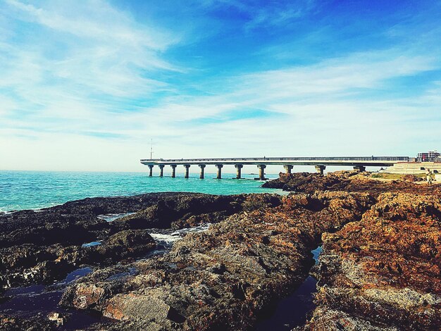 Foto landschaftliche sicht auf die brücke über das meer gegen den himmel