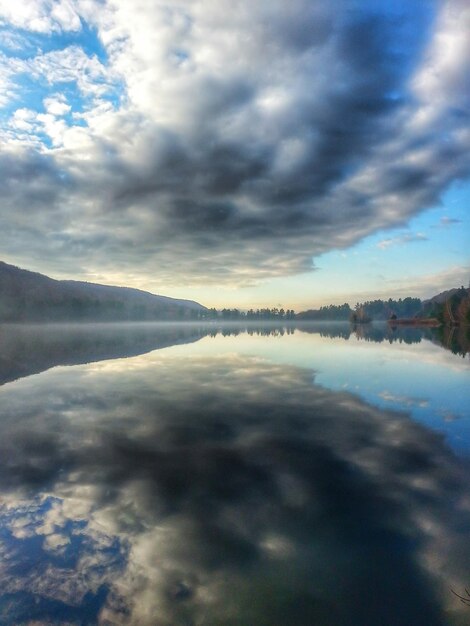 Foto landschaftliche sicht auf die reflexion von wolken im see