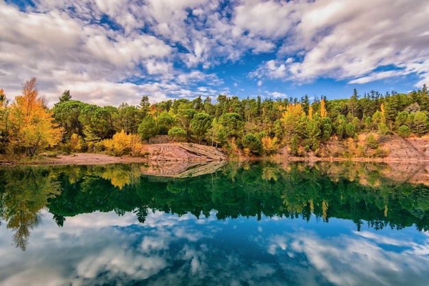 Landschaftliche Sicht auf die spiegelähnliche Reflexion des Carces-Sees im Süden Frankreichs in Herbstfarben