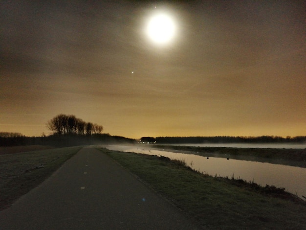 Landschaftliche Sicht auf die Straße gegen den Himmel beim Sonnenuntergang