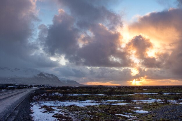 Landschaftliche Sicht auf die Straße gegen den Himmel beim Sonnenuntergang