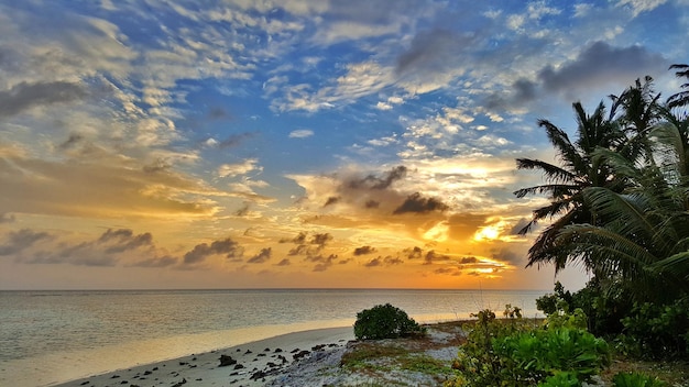 Landschaftlicher Blick auf das Meer bei Sonnenuntergang