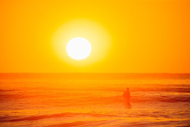 Foto landschaftlicher blick auf das meer bei sonnenuntergang