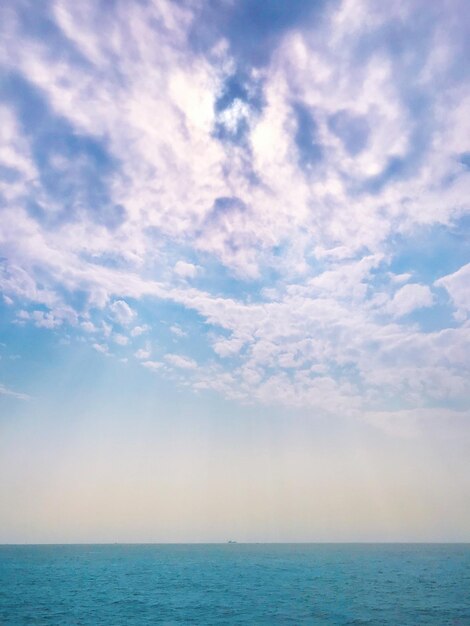 Landschaftlicher Blick auf das Meer gegen den Himmel