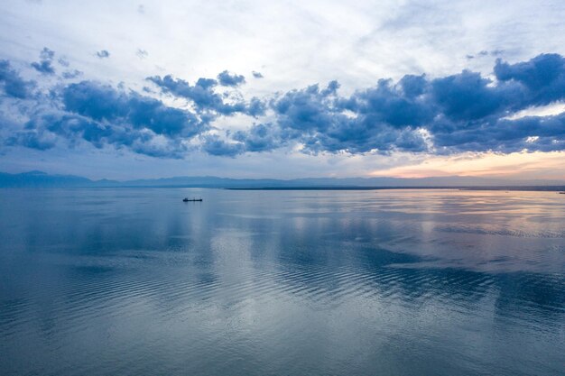 Landschaftlicher Blick auf das Meer gegen den Himmel