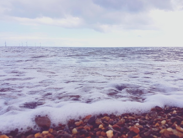 Landschaftlicher Blick auf das Meer gegen den Himmel