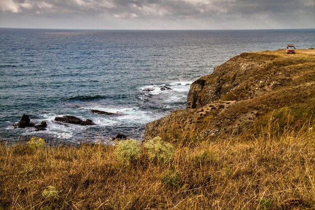 Landschaftlicher Blick auf das Meer gegen den Himmel