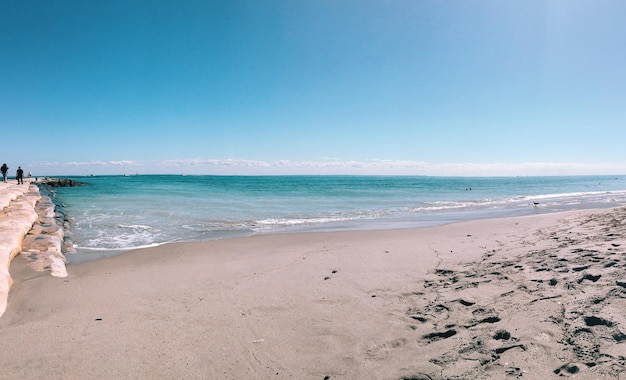 Landschaftlicher Blick auf das Meer gegen den Himmel