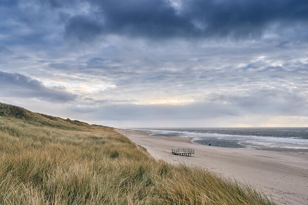 Landschaftlicher Blick auf das Meer gegen den Himmel