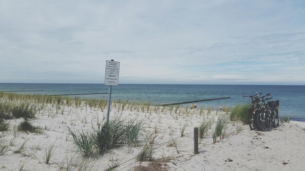 Landschaftlicher Blick auf das Meer gegen den Himmel