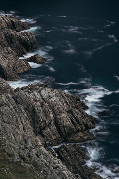 Landschaftlicher Blick auf das Meer von der Klippe gegen den Himmel