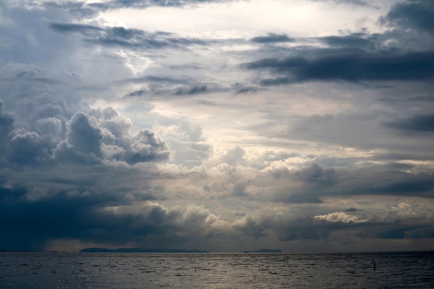 Landschaftlicher Blick auf das Meer vor dem dramatischen Himmel