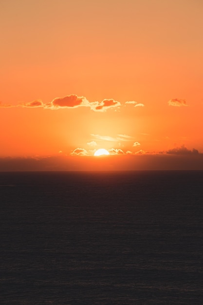 Landschaftlicher Blick auf das Meer vor dem romantischen Himmel beim Sonnenuntergang