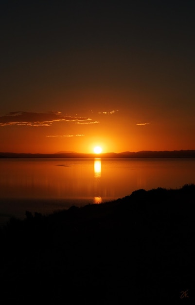Landschaftlicher Blick auf das Meer vor dem romantischen Himmel beim Sonnenuntergang