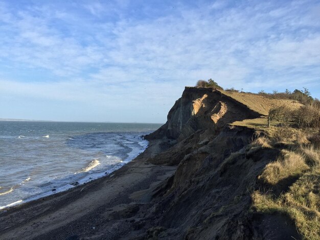 Foto landschaftlicher blick auf das meer vor einem bewölkten himmel