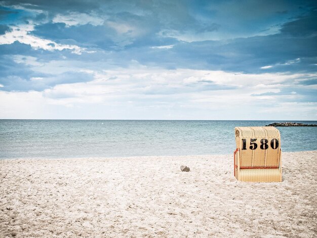 Landschaftlicher Blick auf das Meer vor einem bewölkten Himmel