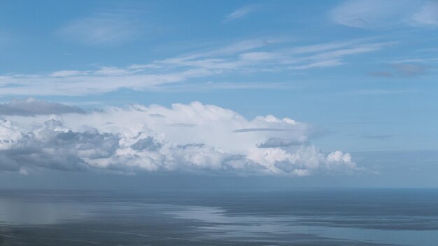 Landschaftlicher Blick auf das Meer vor einem bewölkten Himmel