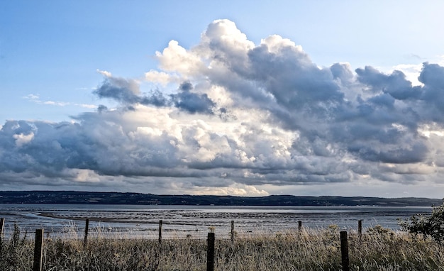 Foto landschaftlicher blick auf das meer vor einem bewölkten himmel